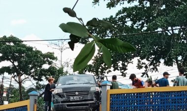 Sebuah Mobil pikap menabrak pembatas jembatan Rawasari di Jalan Jafri Zam-Zam, Banjarmasin Timur