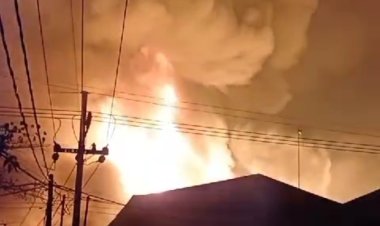 Kebakaran gudang tiner milik CV Rajawali Chemical di Jalan Kalianak Madya 1 Nomor 5 Terbakar Hebat