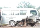 Braaakkk!! Sebuah Minibus Berjenis Suzuki Ertiga Bertabrakan Dengan Bus Sekolah Milik PT Agro Bukit, Desa Penyang (Kotim)