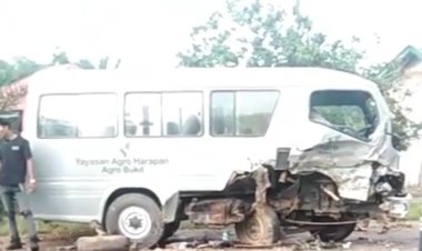 Braaakkk!! Sebuah Minibus Berjenis Suzuki Ertiga Bertabrakan Dengan Bus Sekolah Milik PT Agro Bukit, Desa Penyang (Kotim)
