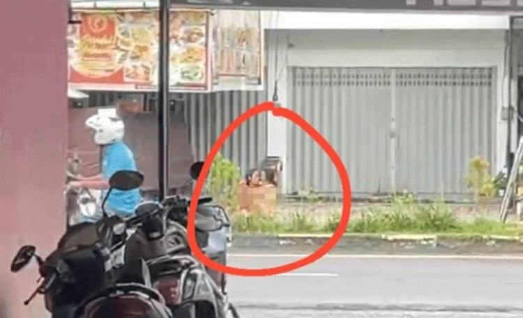 Geger !! Di Duga ODGJ Sedang Bercinta Di tepi Jalan Pangkalan Bun