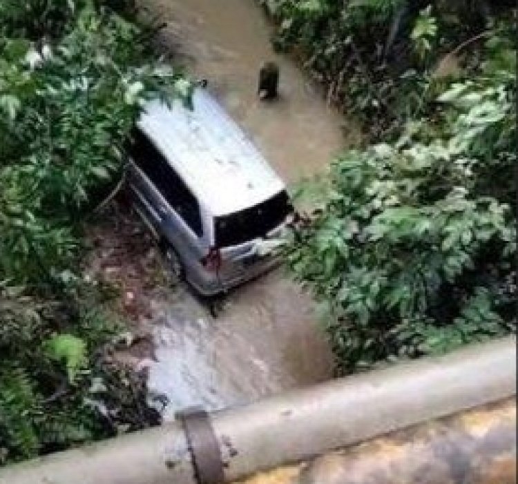 Akibat Sopir Mengantuk, Mobil Jamaah Haul Mengalami Kecelakaan Lalu Lintas Dijalan Trans Kalsel - Kaltim Desa Lano, Kabupaten Tabalong, Kalimantan Selatan